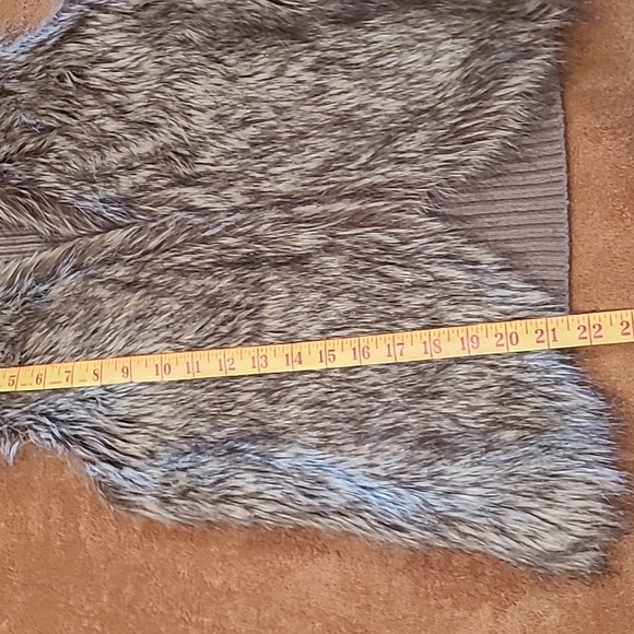 Faux fur vest - Picture 8 of 10
